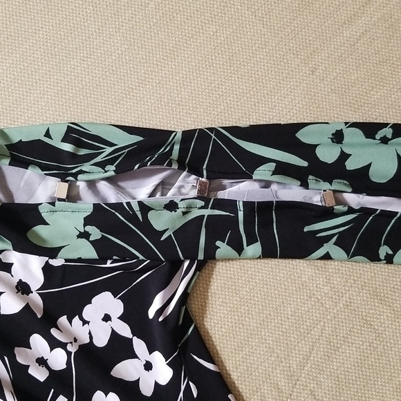 Soft Flowered Top with Cut-Outs - Picture 4 of 8